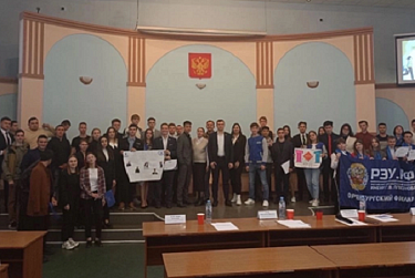 Навыки ведения дебатов показывают молодежные парламентарии